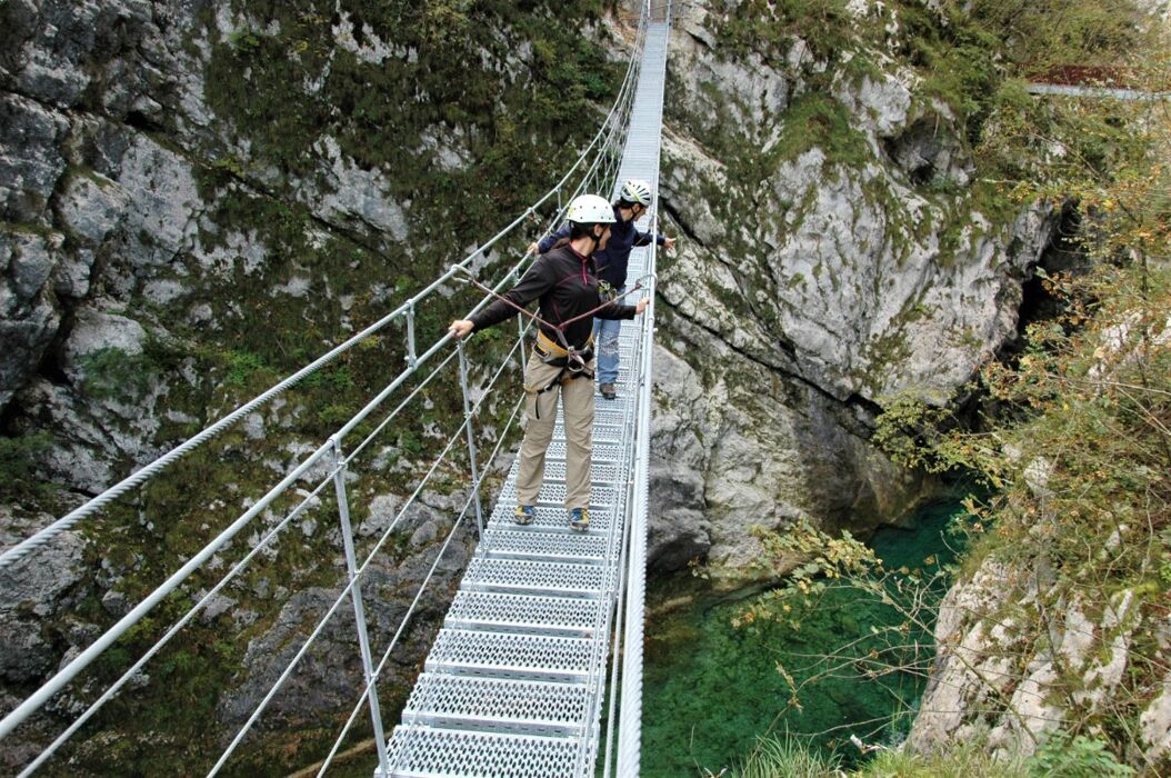 Trekking al Lago di Barcis: il Ponte Tibetano sulla Forra del Cellina Trekking al Lago di Barcis: il Ponte Tibetano sulla Forra del Cellina desktop picture