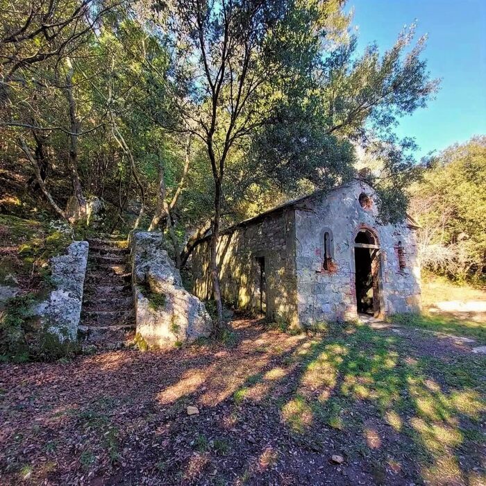 Escursione dalla misteriosa Villa Bosniaski all’Eremo della Spelonca Escursione dalla misteriosa Villa Bosniaski all’Eremo della Spelonca desktop picture