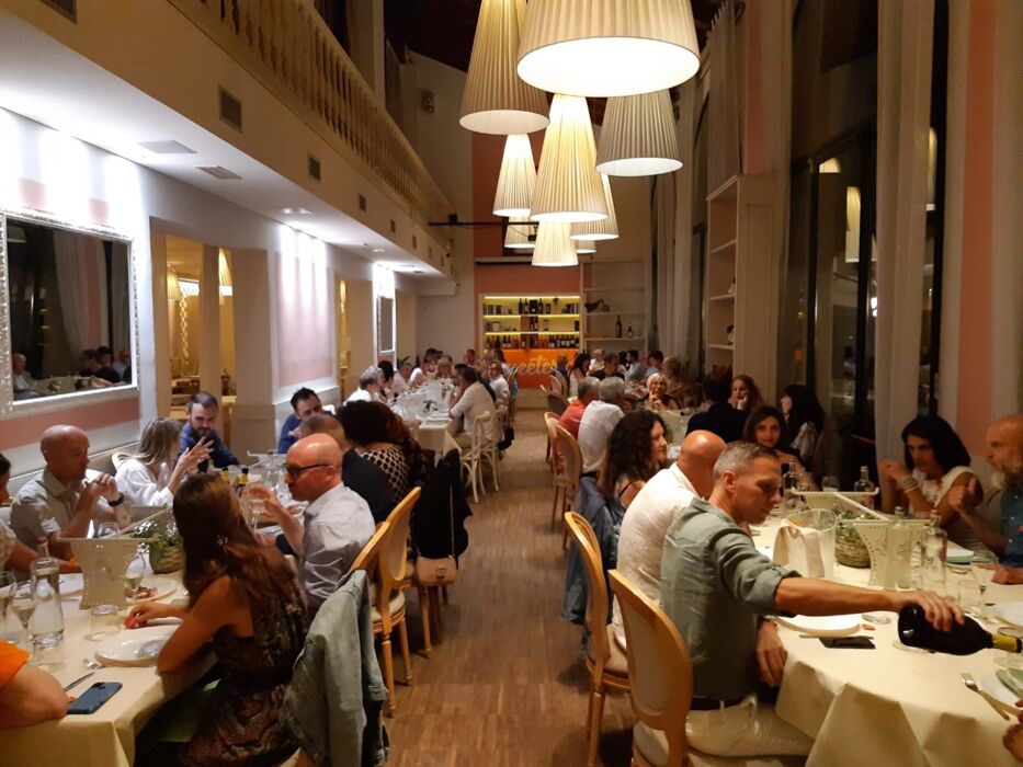 Festa Natalizia tra musica e buon cibo a Villa Italia Festa Natalizia tra musica e buon cibo a Villa Italia desktop picture