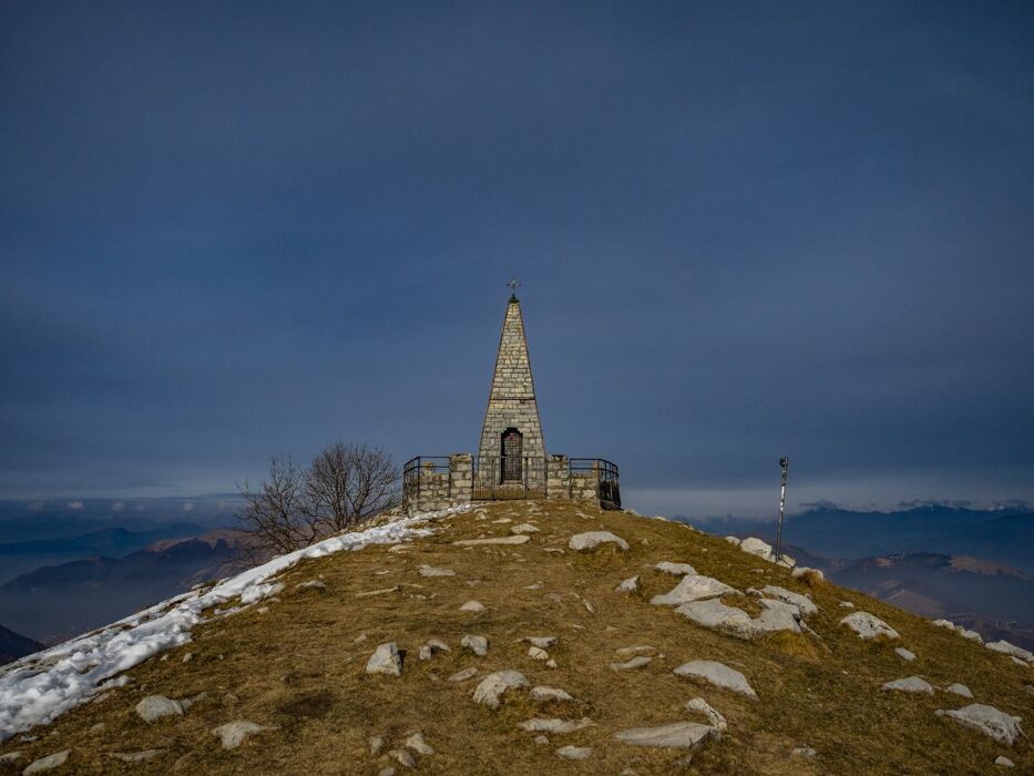 Trekking al Monte Palanzone: nel cuore del Triangolo Lariano Trekking al Monte Palanzone: nel cuore del Triangolo Lariano desktop picture