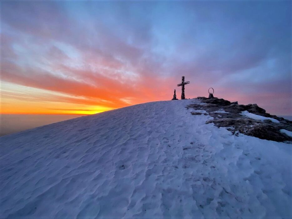 Ciaspolata alle pendici del Monte Cusna con rientro in notturna Ciaspolata alle pendici del Monte Cusna con rientro in notturna desktop picture