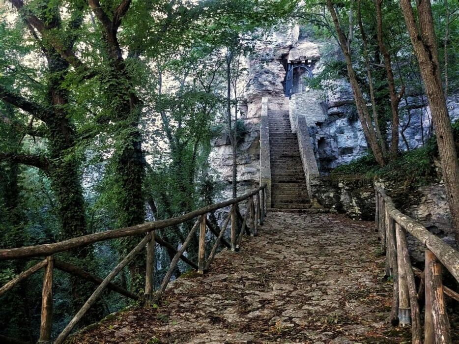 Escursione all'Eremo di San Marco: il gioiello aggrappato alla roccia Escursione all'Eremo di San Marco: il gioiello aggrappato alla roccia desktop picture