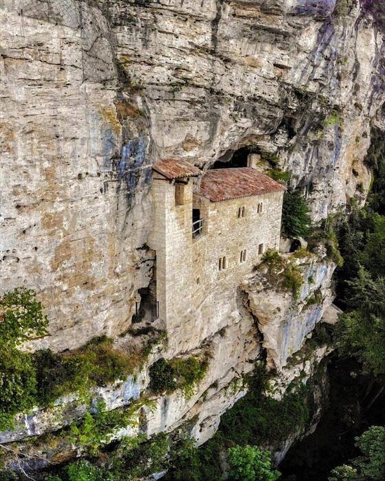 Escursione all'Eremo di San Marco: il gioiello aggrappato alla roccia Escursione all'Eremo di San Marco: il gioiello aggrappato alla roccia desktop picture