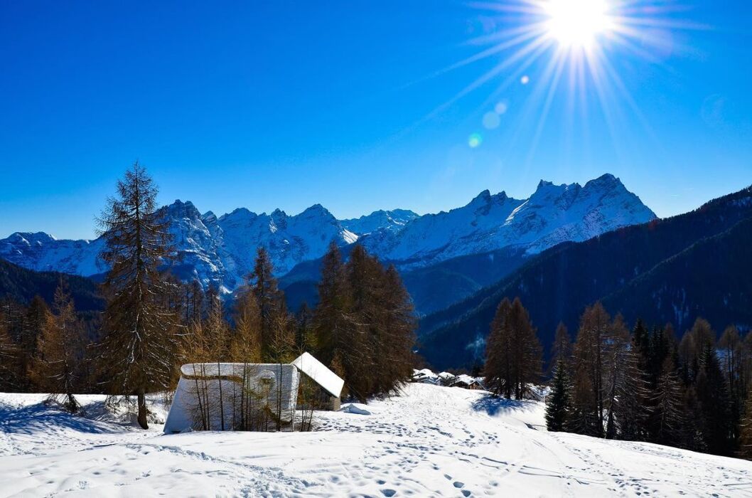 Ciaspolata all’ombra del Pelmo: dai tabià di Coi ai fitti mughetti Ciaspolata all’ombra del Pelmo: dai tabià di Coi ai fitti mughetti desktop picture