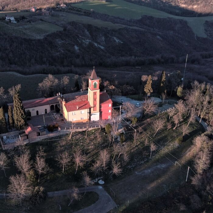 I Gessi bolognesi e la Chiesa di Montecalvo: escursione al tramonto I Gessi bolognesi e la Chiesa di Montecalvo: escursione al tramonto desktop picture
