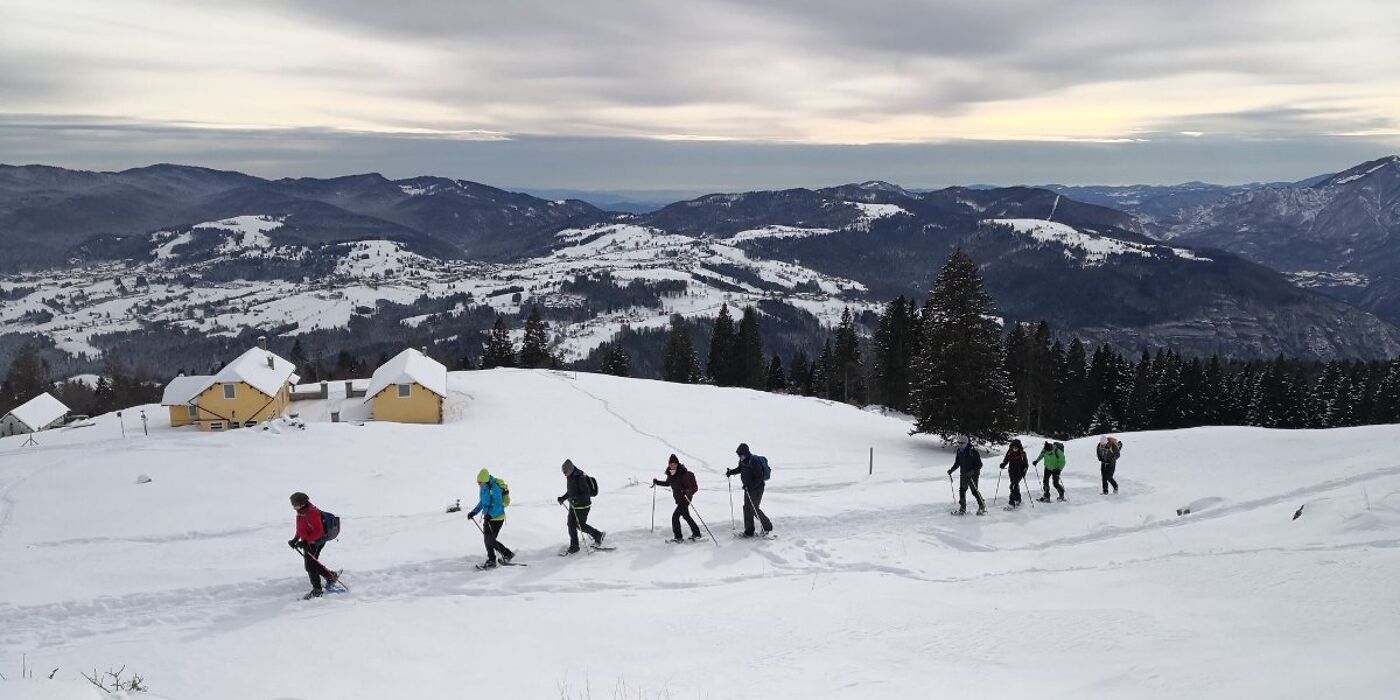 Ciaspolata sul Monte Erio: il balcone dell'Altopiano dei Sette Comuni Ciaspolata sul Monte Erio: il balcone dell'Altopiano dei Sette Comuni desktop picture