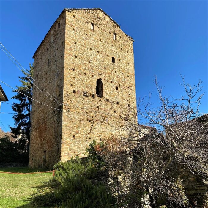 Trekking sulle colline reggiane: tra panorami, chiese e case a torre Trekking sulle colline reggiane: tra panorami, chiese e case a torre desktop picture