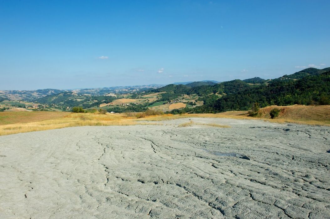Trekking sulle colline reggiane: tra panorami, chiese e case a torre Trekking sulle colline reggiane: tra panorami, chiese e case a torre desktop picture
