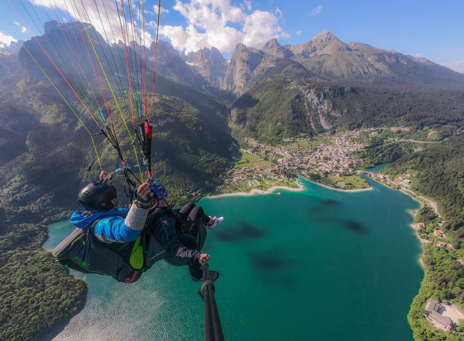 Volo in Parapendio Biposto a Molveno Volo in Parapendio Biposto a Molveno desktop picture