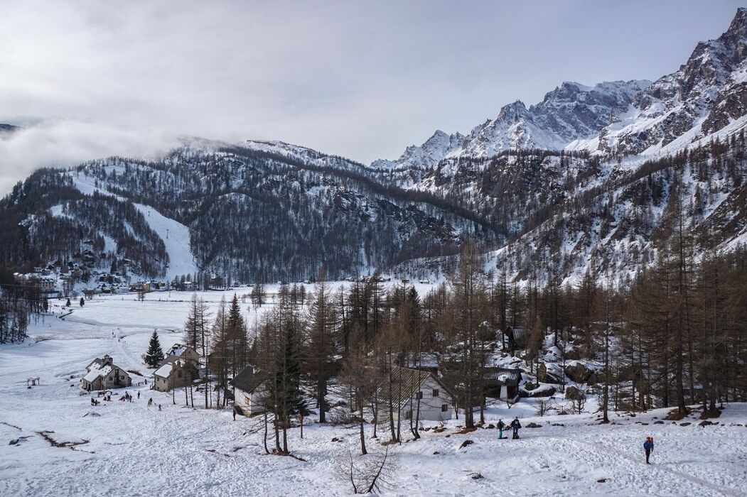 Ciaspolata negli scenari fiabeschi dell'Alpe Devero Ciaspolata negli scenari fiabeschi dell'Alpe Devero desktop picture
