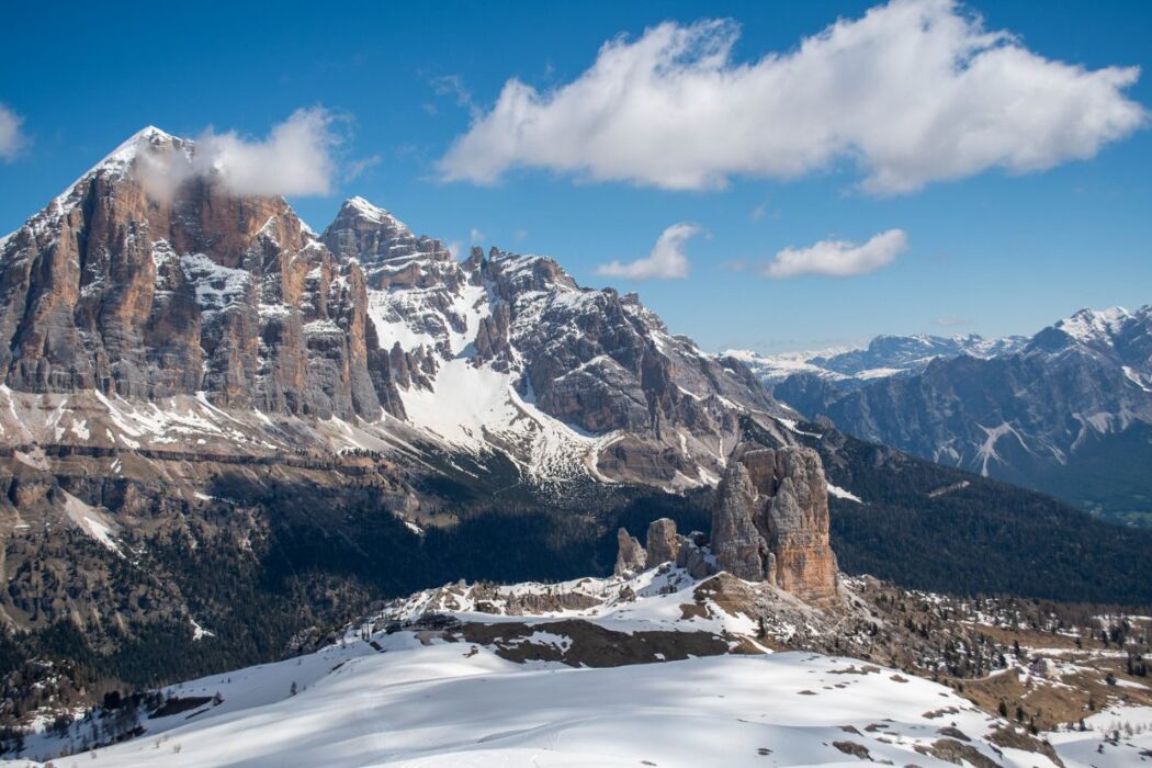 Ciaspolata fra le mitiche Cinque Torri Ciaspolata fra le mitiche Cinque Torri desktop picture