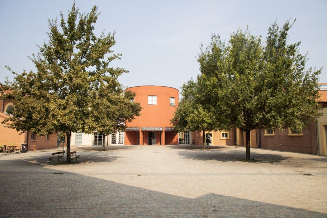 Bologna e il cinema: tour cinefilo dalle Due Torri a Piazza Maggiore Bologna e il cinema: tour cinefilo dalle Due Torri a Piazza Maggiore desktop picture