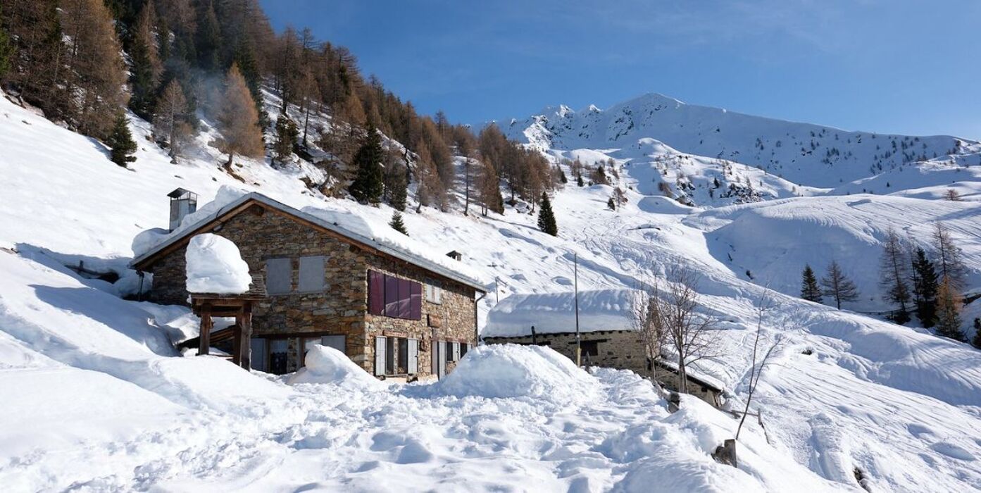 Ciaspolata con pranzo in rifugio nella Valle del Bitto Ciaspolata con pranzo in rifugio nella Valle del Bitto desktop picture