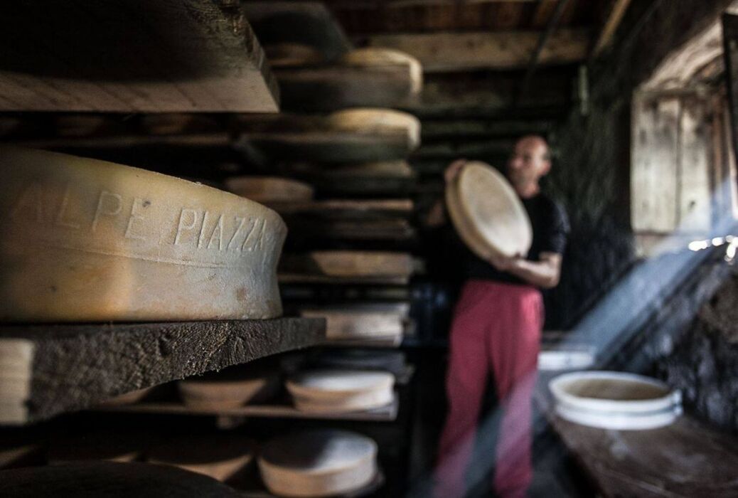Ciaspolata con pranzo in rifugio nella Valle del Bitto Ciaspolata con pranzo in rifugio nella Valle del Bitto desktop picture