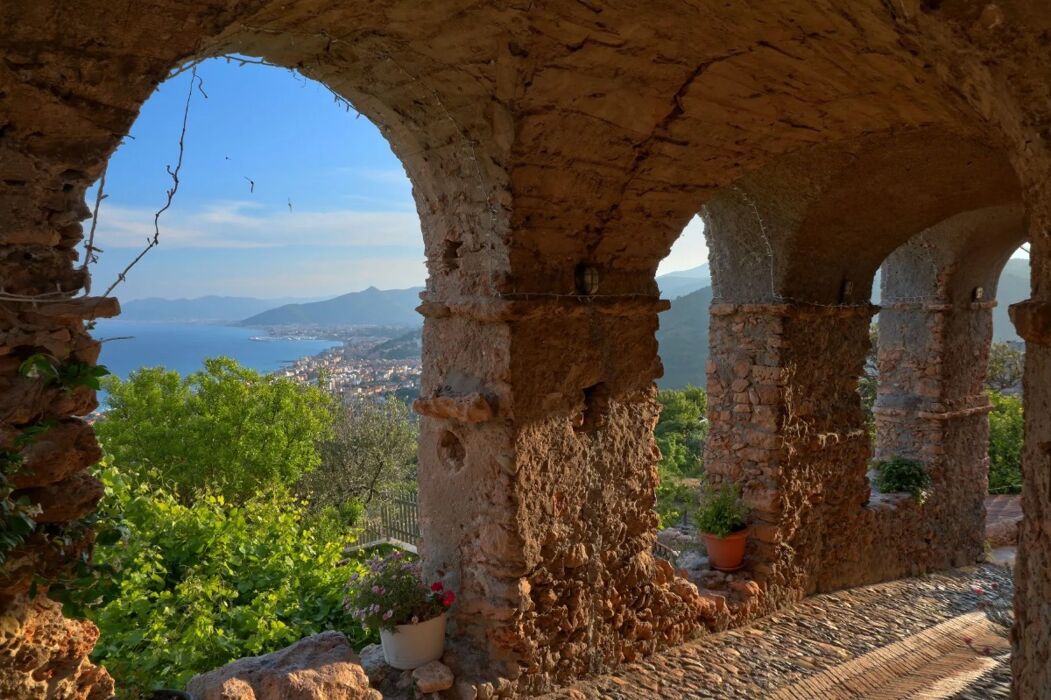 Escursione a Verezzi: primavera sul mare Escursione a Verezzi: primavera sul mare desktop picture