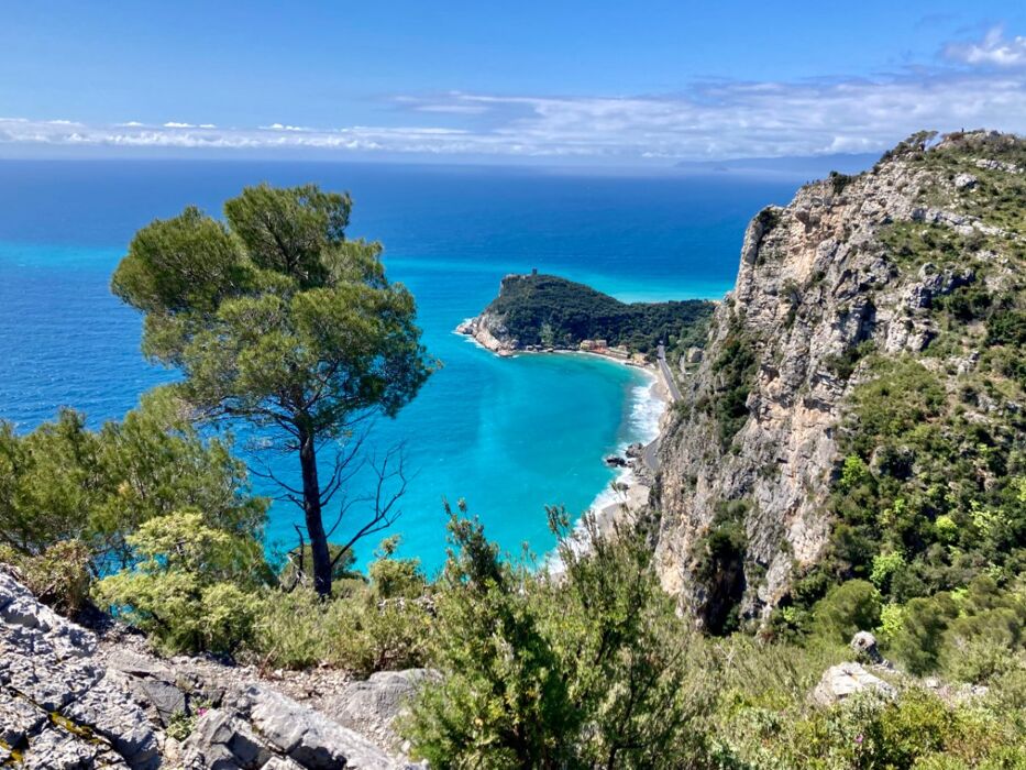 Trekking sul mare a Noli: Sentiero del Pellegrino e Grotta dei Falsari Trekking sul mare a Noli: Sentiero del Pellegrino e Grotta dei Falsari desktop picture