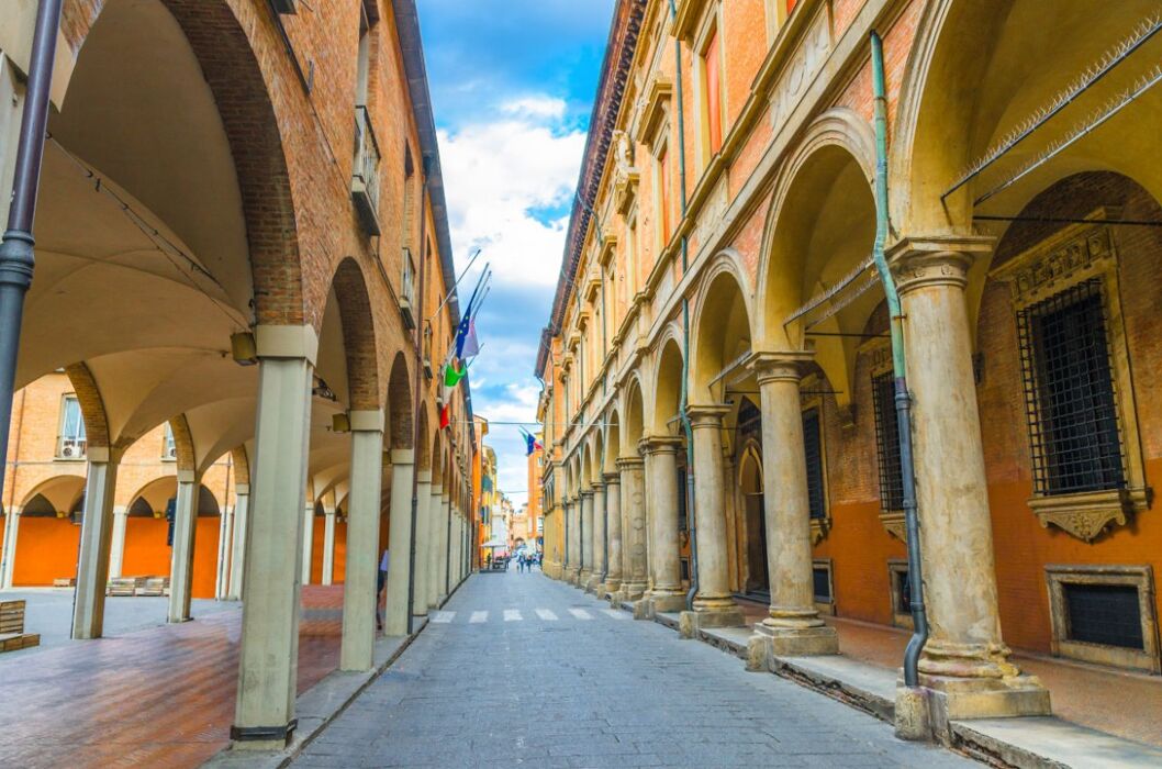 Caccia al tesoro a Bologna: tra i vicoli della Città Rossa Caccia al tesoro a Bologna: tra i vicoli della Città Rossa desktop picture