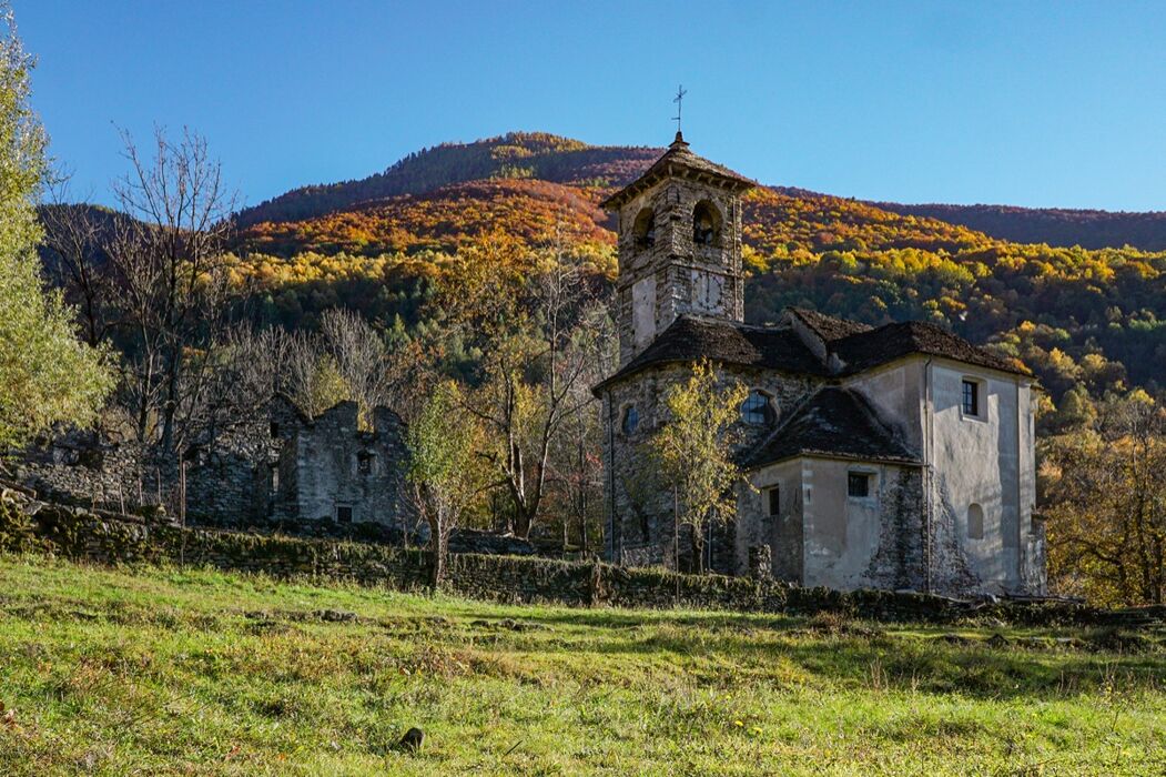 La Via del Mercato in Val Vigezzo: tra vigne e paesi fantasma La Via del Mercato in Val Vigezzo: tra vigne e paesi fantasma desktop picture