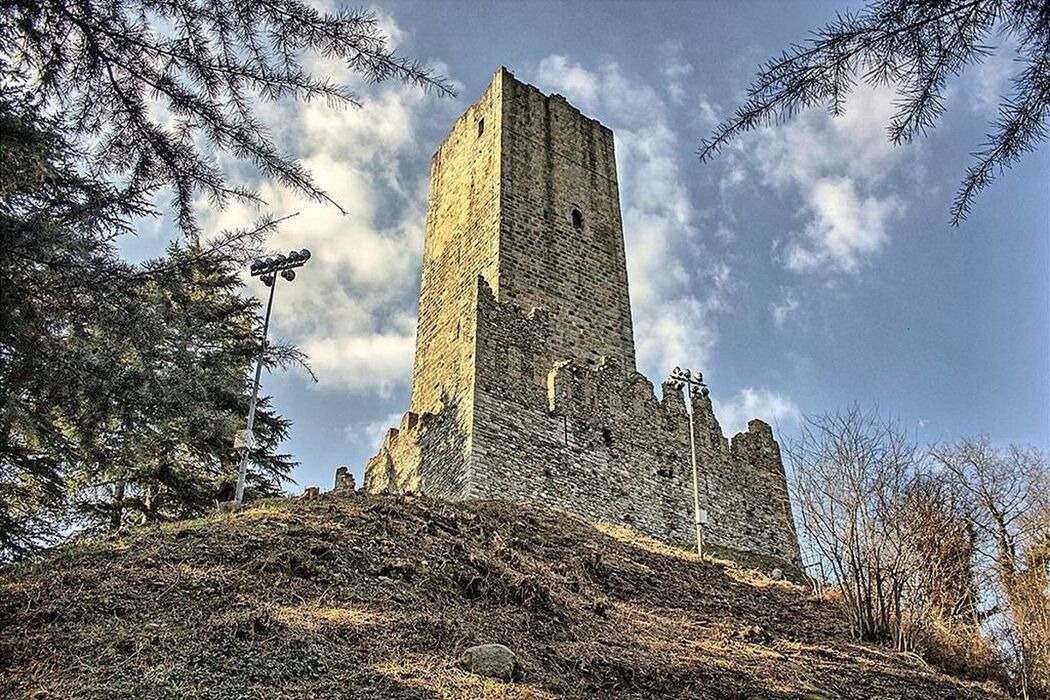 Escursione a Castel Baradello e Parco Spina Verde a Como Escursione a Castel Baradello e Parco Spina Verde a Como desktop picture