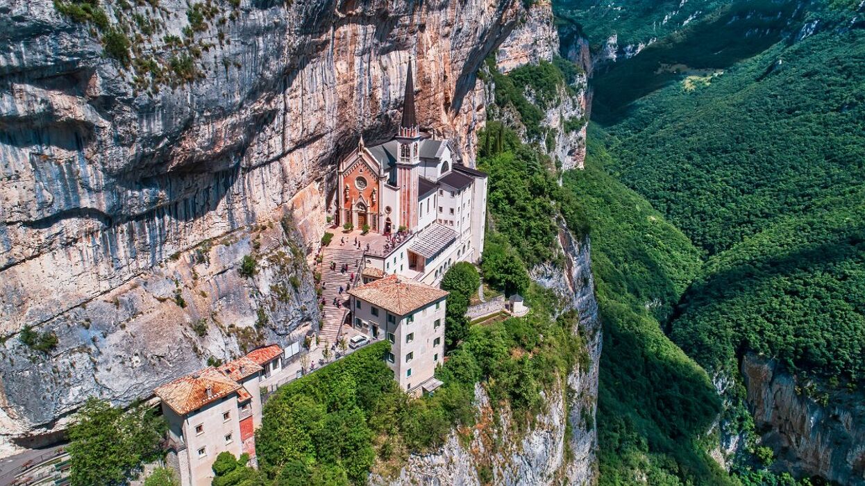 Escursione al Santuario della Madonna della Corona: Avventura e Spiritualità Escursione al Santuario della Madonna della Corona: Avventura e Spiritualità desktop picture