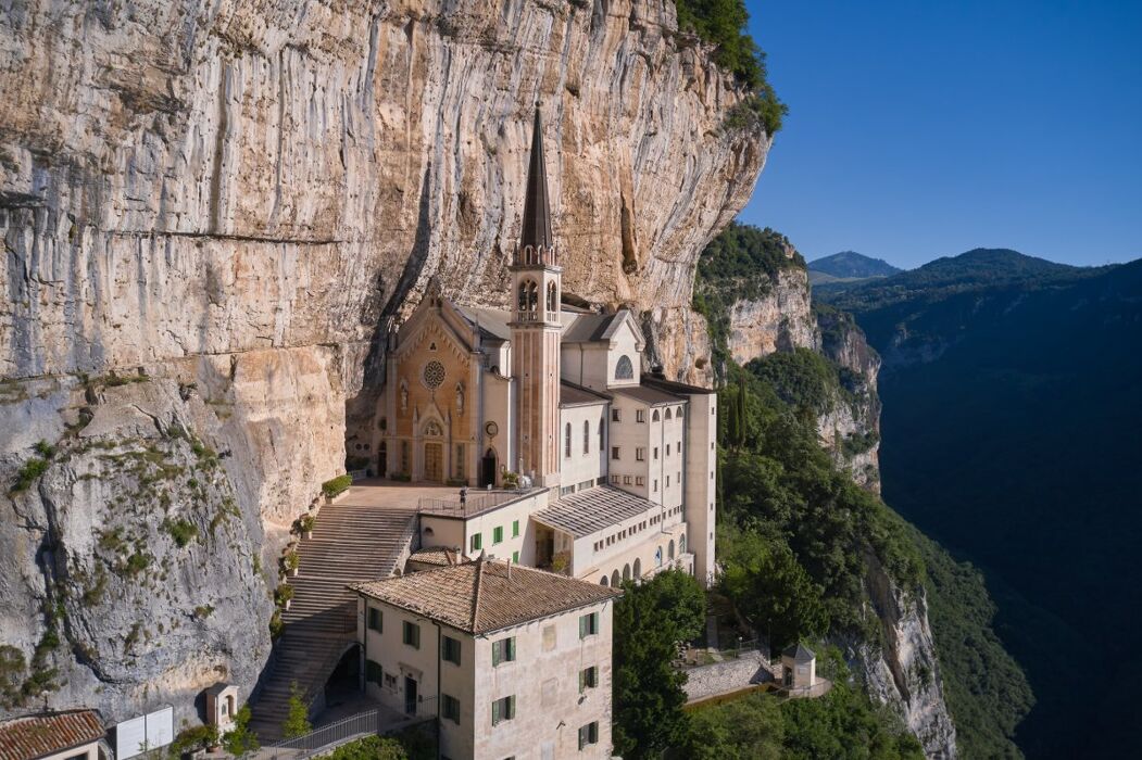 Escursione al Santuario della Madonna della Corona: Avventura e Spiritualità Escursione al Santuario della Madonna della Corona: Avventura e Spiritualità desktop picture