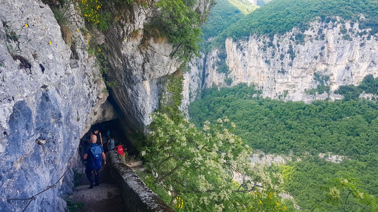 Escursione al Santuario della Madonna della Corona: Avventura e Spiritualità Escursione al Santuario della Madonna della Corona: Avventura e Spiritualità desktop picture
