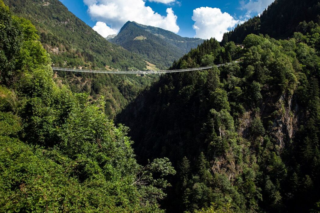 Escursione al Ponte nel Cielo: uno dei ponti tibetani più alti d'Europa Escursione al Ponte nel Cielo: uno dei ponti tibetani più alti d'Europa desktop picture