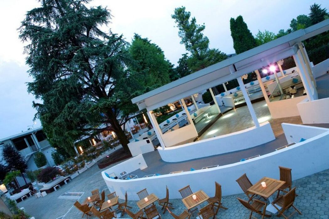 Apericena con Dj-Set al Molto Club in Brianza Apericena con Dj-Set al Molto Club in Brianza desktop picture