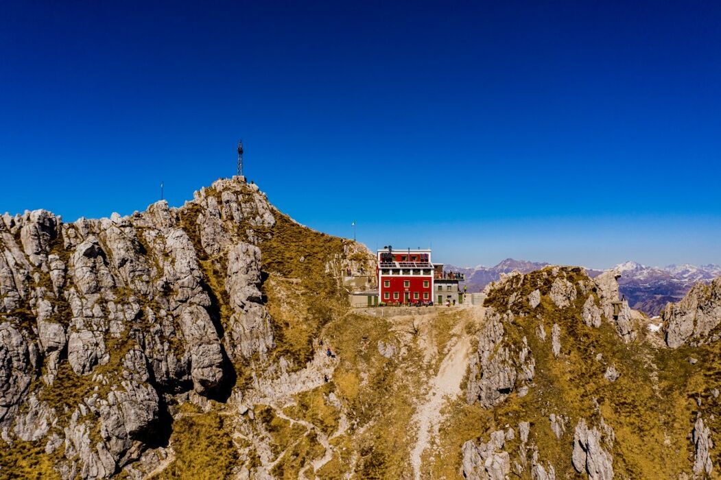 Trekking verso il Rifugio Capanna Monza, ai piedi del Resegone Trekking verso il Rifugio Capanna Monza, ai piedi del Resegone desktop picture