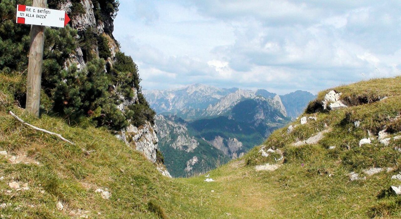 Trekking nel cuore delle Piccole Dolomiti: la Catena delle Tre Croci Trekking nel cuore delle Piccole Dolomiti: la Catena delle Tre Croci desktop picture