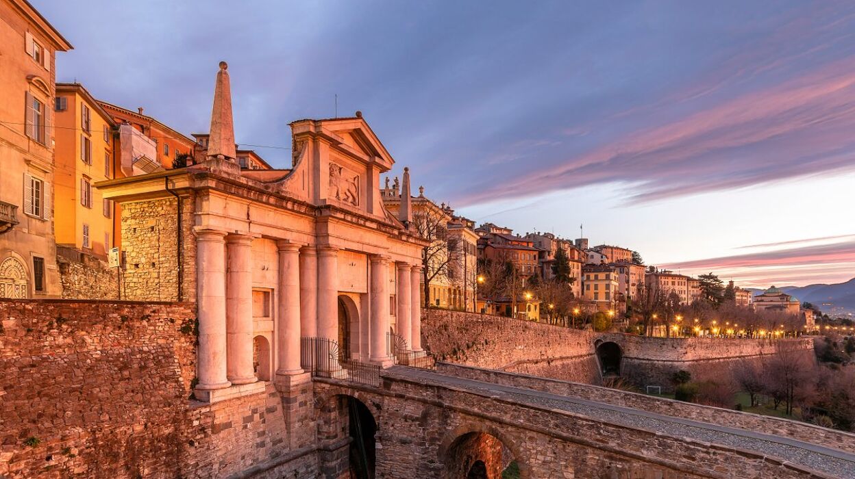 Passeggiata a Bergamo: il tramonto lungo le Mura di Città Alta Passeggiata a Bergamo: il tramonto lungo le Mura di Città Alta desktop picture
