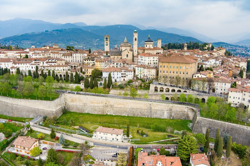 Passeggiata a Bergamo: il tramonto lungo le Mura di Città Alta Passeggiata a Bergamo: il tramonto lungo le Mura di Città Alta desktop picture