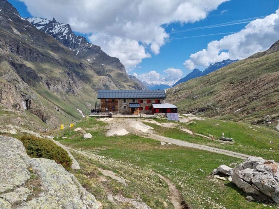 Trekking nella Valle di Rhêmes: il rifugio Benevolo Trekking nella Valle di Rhêmes: il rifugio Benevolo desktop picture