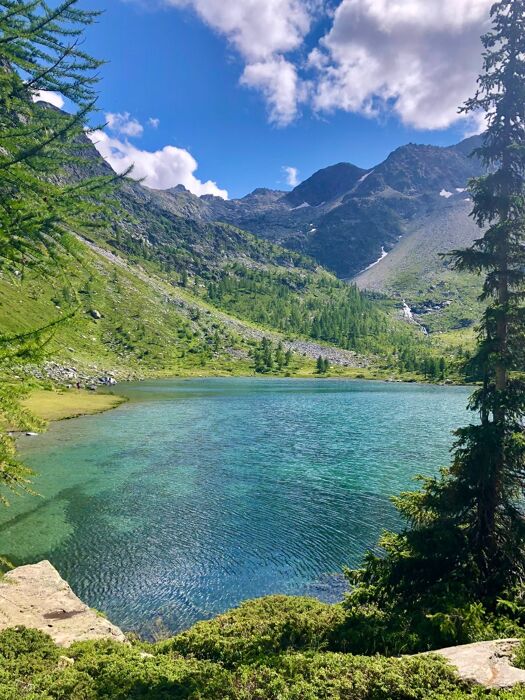 Escursione al Lago d’Arpy: un gioiello con vista sul Monte Bianco Escursione al Lago d’Arpy: un gioiello con vista sul Monte Bianco desktop picture