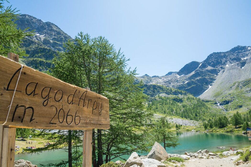 Escursione al Lago d’Arpy: un gioiello con vista sul Monte Bianco Escursione al Lago d’Arpy: un gioiello con vista sul Monte Bianco desktop picture