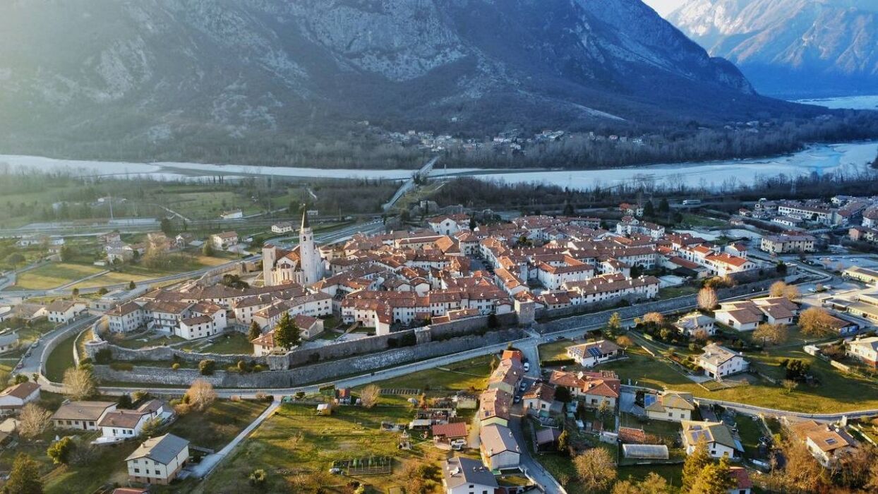 Passeggiata guidata a Venzone, il borgo medievale rinato Passeggiata guidata a Venzone, il borgo medievale rinato desktop picture