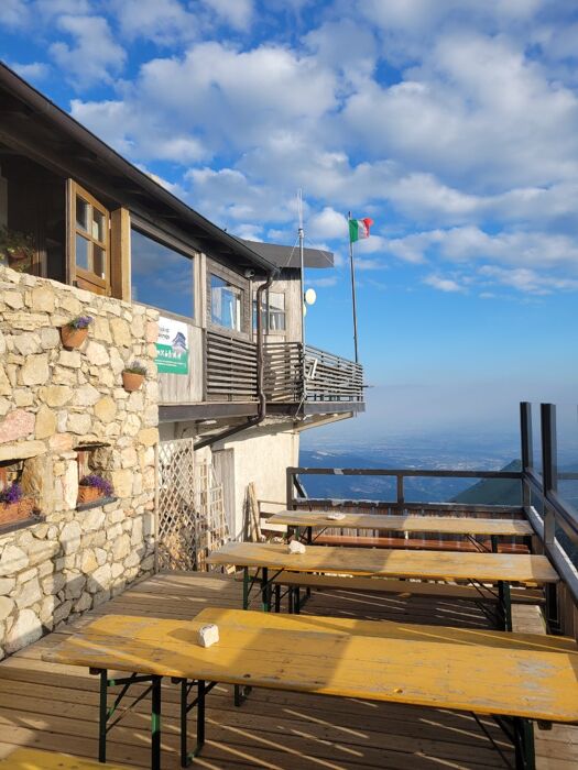 Cima Costabella e il rifugio Chierego Cima Costabella e il rifugio Chierego desktop picture