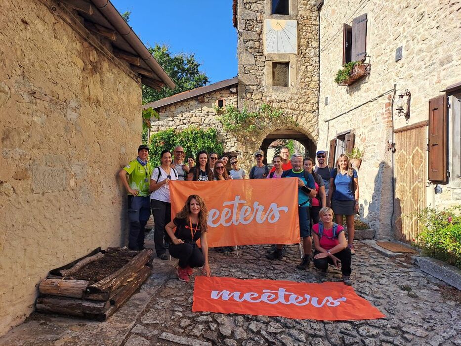 Trekking nei colli Bolognesi e visita alla misteriosa Rocchetta Mattei Trekking nei colli Bolognesi e visita alla misteriosa Rocchetta Mattei desktop picture