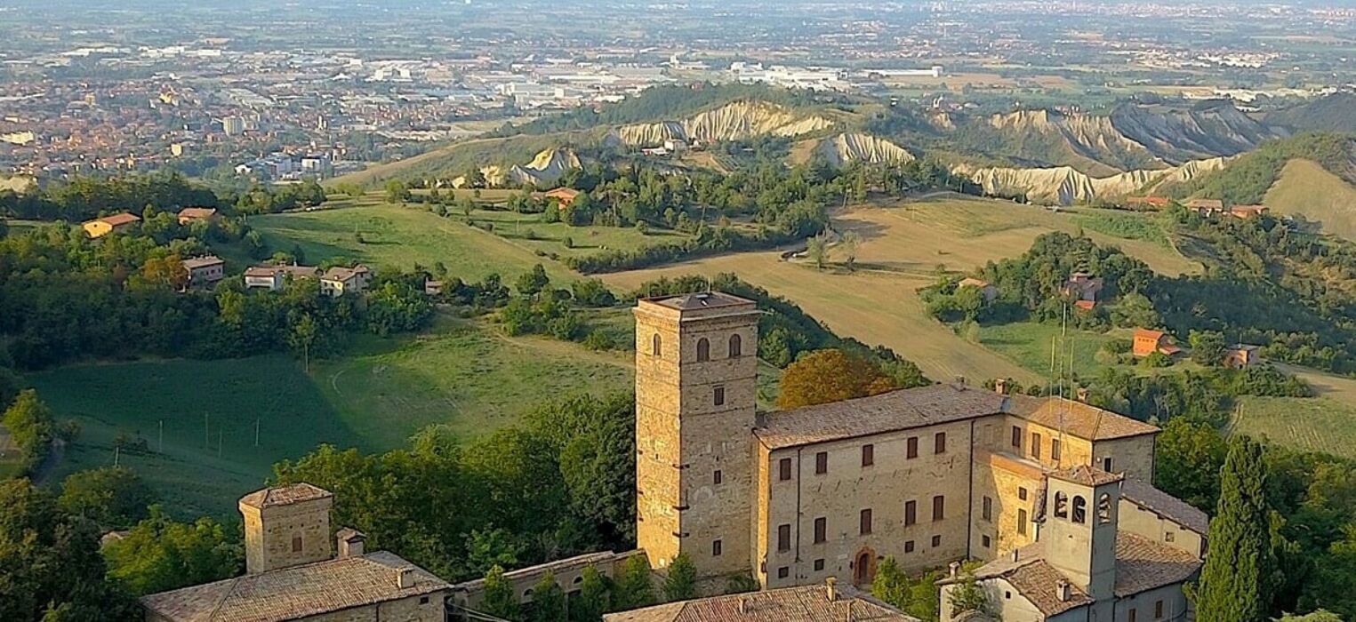 Trekking ad anello attraverso il paesaggio lunare delle Salse di Nirano Trekking ad anello attraverso il paesaggio lunare delle Salse di Nirano desktop picture