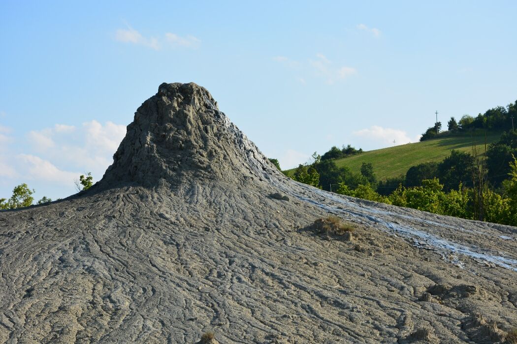 Trekking ad anello attraverso il paesaggio lunare delle Salse di Nirano Trekking ad anello attraverso il paesaggio lunare delle Salse di Nirano desktop picture