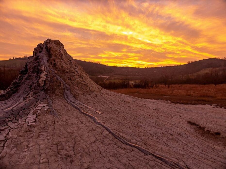 Trekking ad anello attraverso il paesaggio lunare delle Salse di Nirano Trekking ad anello attraverso il paesaggio lunare delle Salse di Nirano desktop picture