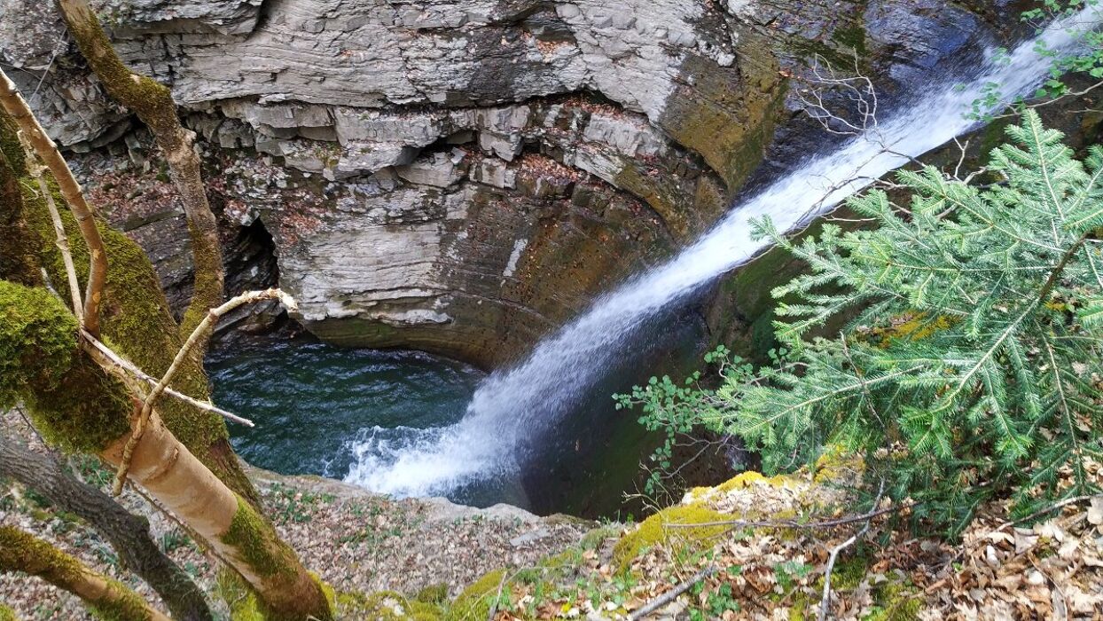 Escursione alle cascate della Pollina e al Birrificio del Cimone Escursione alle cascate della Pollina e al Birrificio del Cimone desktop picture