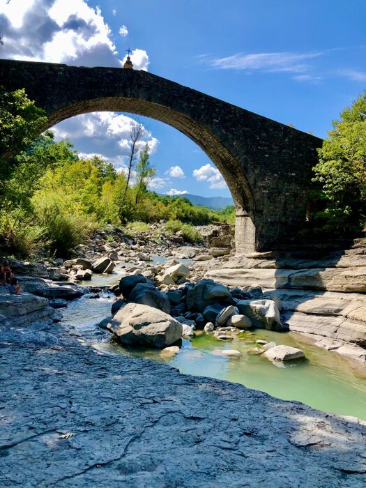 Trekking nella valle del Dolo tra cascate e ponti romanici Trekking nella valle del Dolo tra cascate e ponti romanici desktop picture