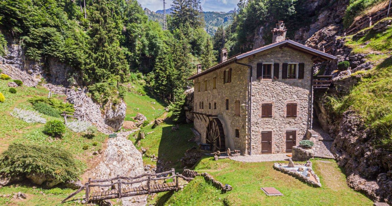 Trekking ad anello al cospetto della Regina delle Orobie Trekking ad anello al cospetto della Regina delle Orobie desktop picture