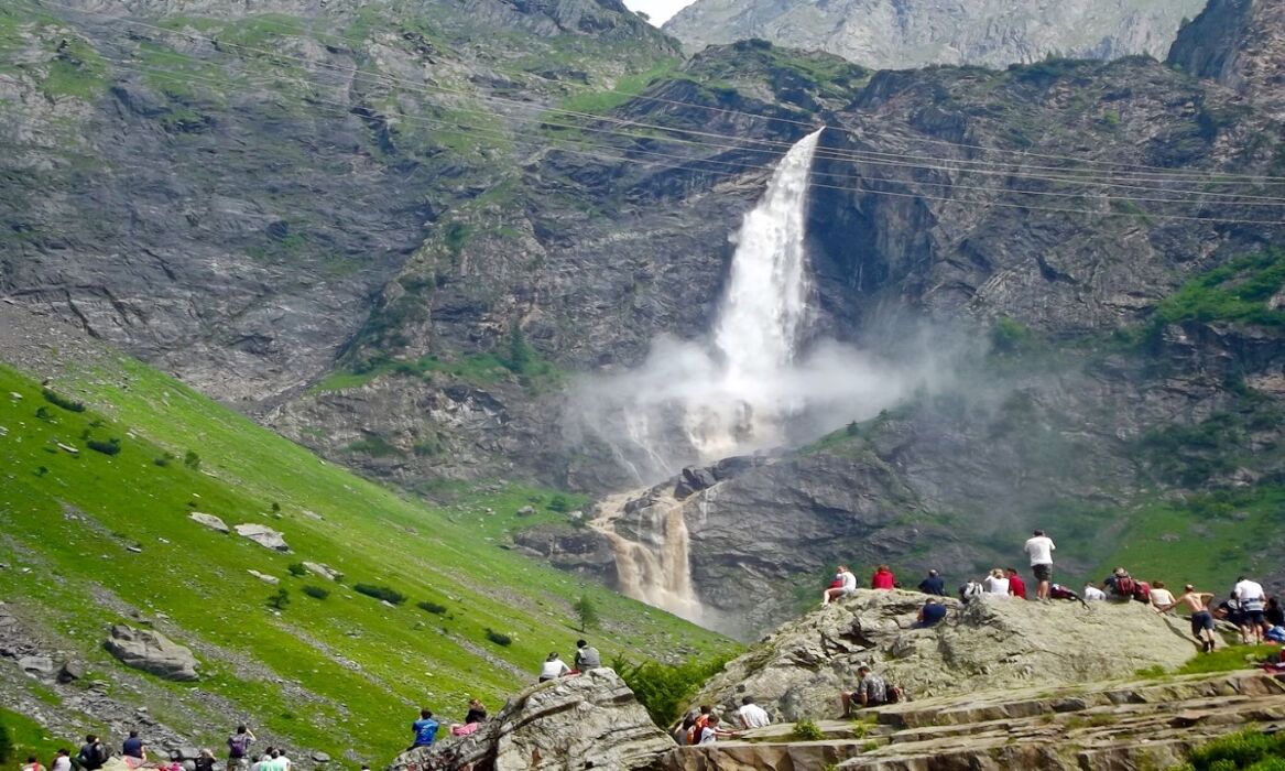 Trekking in Valbondione fino al Rifugio Antonio Curò Trekking in Valbondione fino al Rifugio Antonio Curò desktop picture