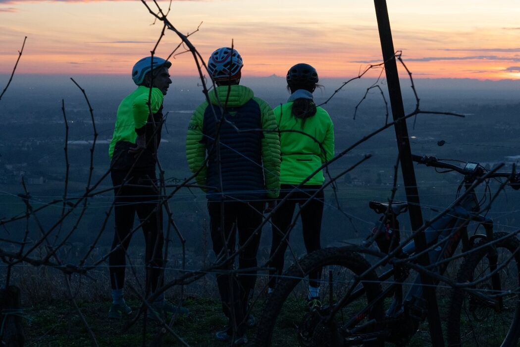 Esperienza serale in E-Bike con tramonto sul Monte Barro Esperienza serale in E-Bike con tramonto sul Monte Barro desktop picture