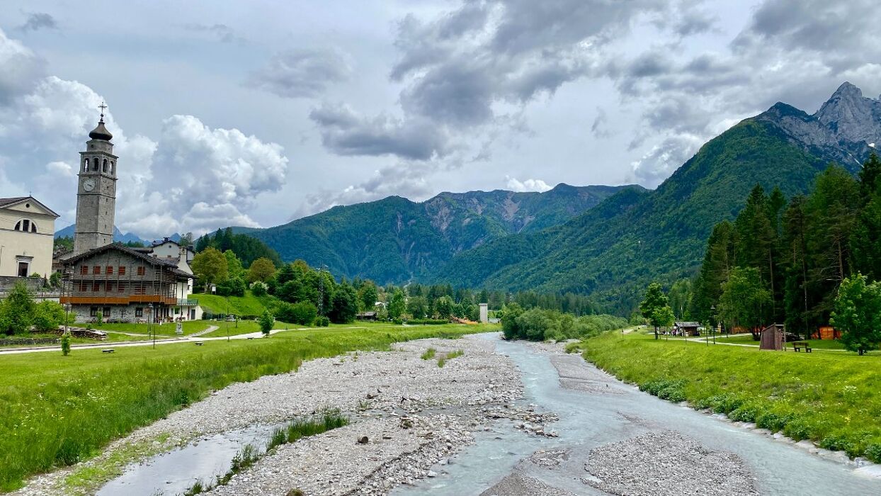 Forni di Sopra: trekking ad anello ai piedi delle Dolomiti Forni di Sopra: trekking ad anello ai piedi delle Dolomiti desktop picture