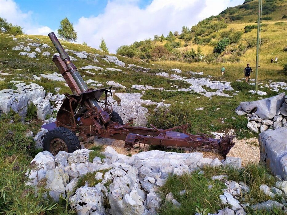 Trekking verso la cima più alta della Lessinia, Vallon Malera e la Bella Lasta Trekking verso la cima più alta della Lessinia, Vallon Malera e la Bella Lasta desktop picture