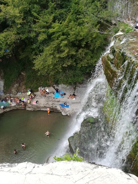 Escursione alla spettacolare Cascata dell'Alferello Escursione alla spettacolare Cascata dell'Alferello desktop picture
