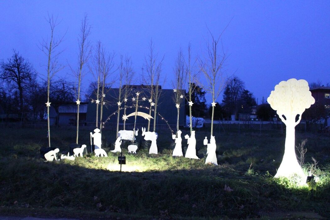 Trekking natalizio, il paese dei Presepi alle ultime luci della sera Trekking natalizio, il paese dei Presepi alle ultime luci della sera desktop picture